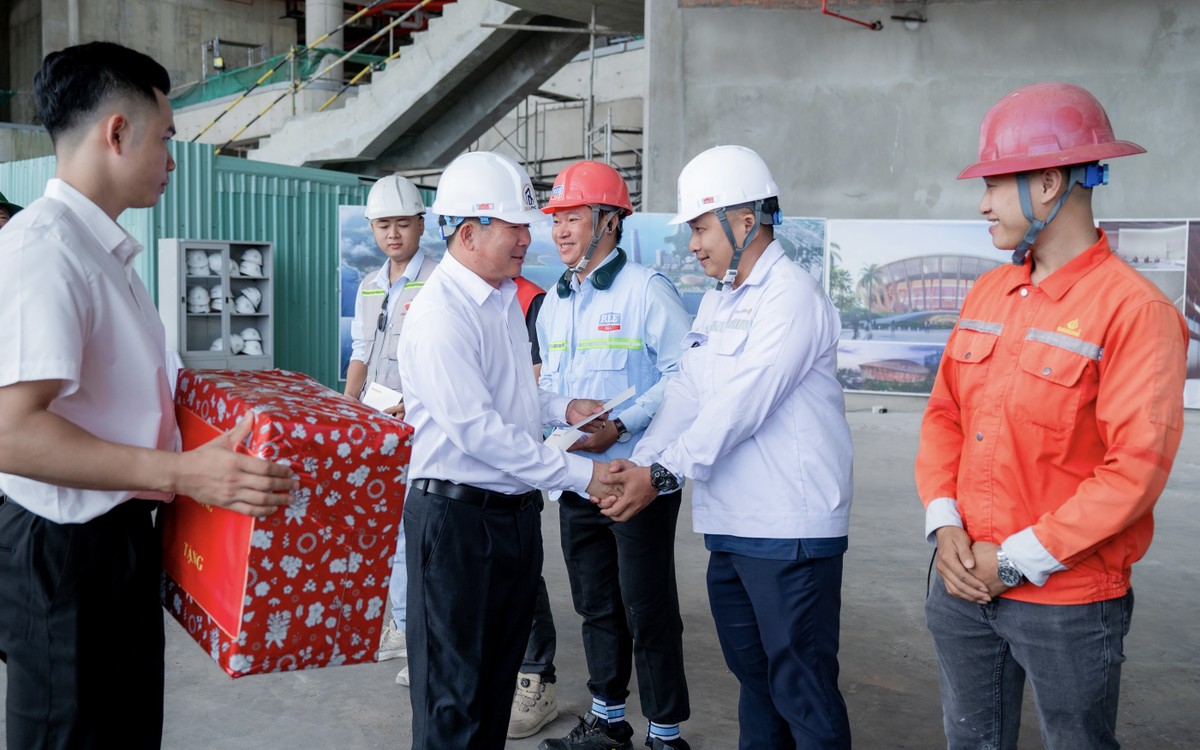 Phó Bí thư Tỉnh ủy An Giang, Bí thư Đảng ủy đặc khu Phú Quốc Đinh Văn Nơi hỏi thăm, tặng quà các kỹ sư, công nhân làm việc tại Trung tâm Tổ chức Hội nghị APEC 2027. Ảnh: TDC