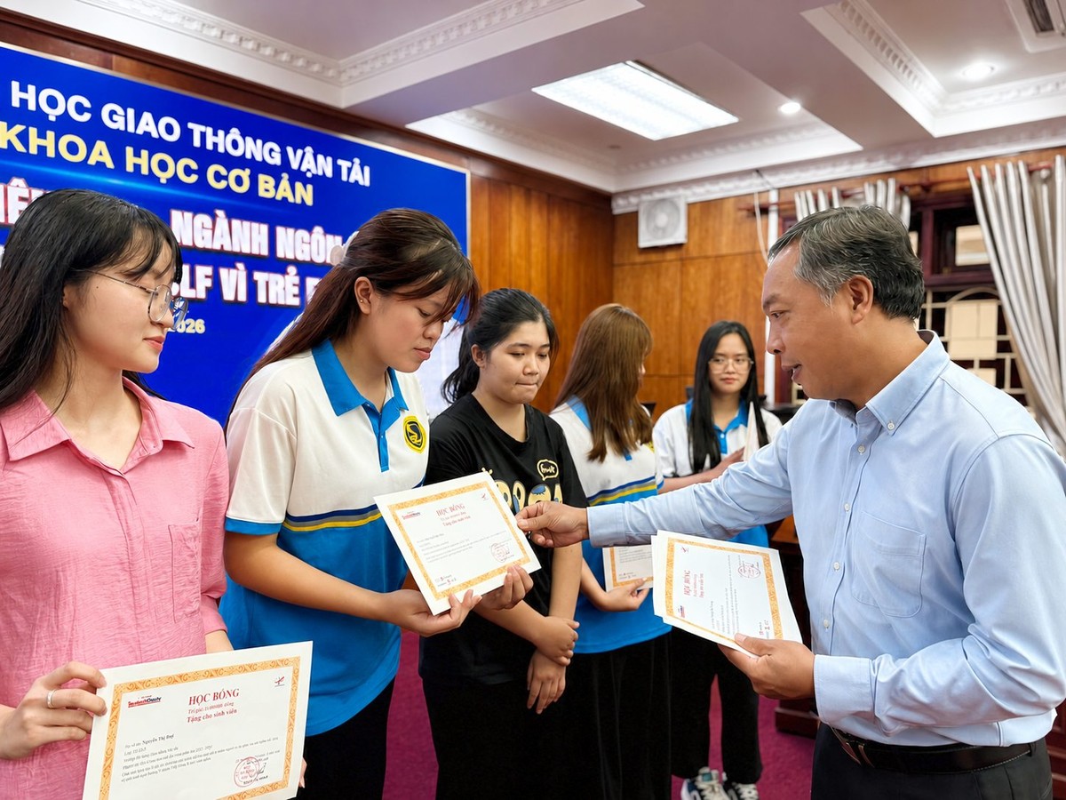 Mỗi suất học bổng giúp các em giảm bớt khó khăn trong học tập, đồng thời là sự ghi nhận và nguồn động viên lớn trên hành trình trưởng thành.