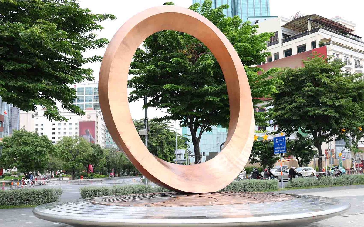 Biểu tượng Hữu nghị Quốc tế TP.HCM tại Công viên Bến Bạch Đằng. Ảnh: AX