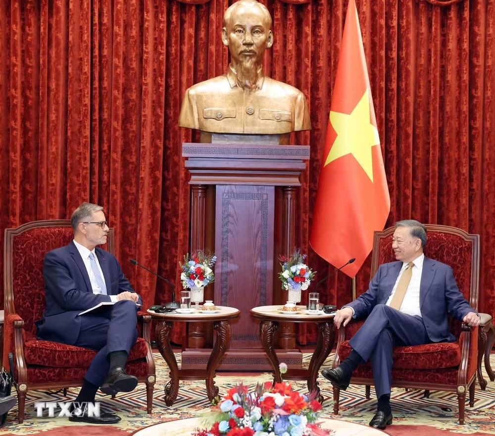 Tổng Bí thư, Chủ tịch nước Tô Lâm tiếp Đại sứ Cộng hòa Pháp tại Việt Nam Olivier Brochet đến chào từ biệt nhân dịp kết thúc nhiệm kỳ công tác tại Việt Nam. (Ảnh: Thống Nhất/TTXVN) Tổng Bí thư, Chủ tịch nước Tô Lâm tiếp Đại sứ Cộng hòa Pháp tại Việt Nam Olivier Brochet đến chào từ biệt nhân dịp kết thúc nhiệm kỳ công tác tại Việt Nam. (Ảnh: Thống Nhất/TTXVN)