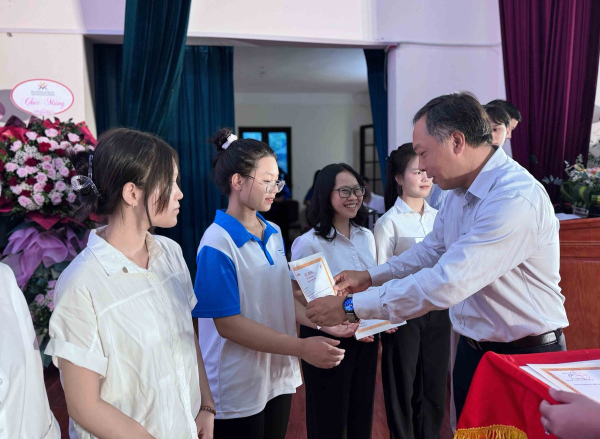 Ông Lê Trọng Minh, Phó Bí thư Đảng ủy, Phó tổng biên tập Báo Tài chính - Đầu tư mong các em sinh viên trân trọng cơ hội học tập, kiên trì với mục tiêu đã lựa chọn và sau này. Ông Lê Trọng Minh, Phó Bí thư Đảng ủy, Phó tổng biên tập Báo Tài chính - Đầu tư mong các em sinh viên trân trọng cơ hội học tập, kiên trì với mục tiêu đã lựa chọn và sau này.