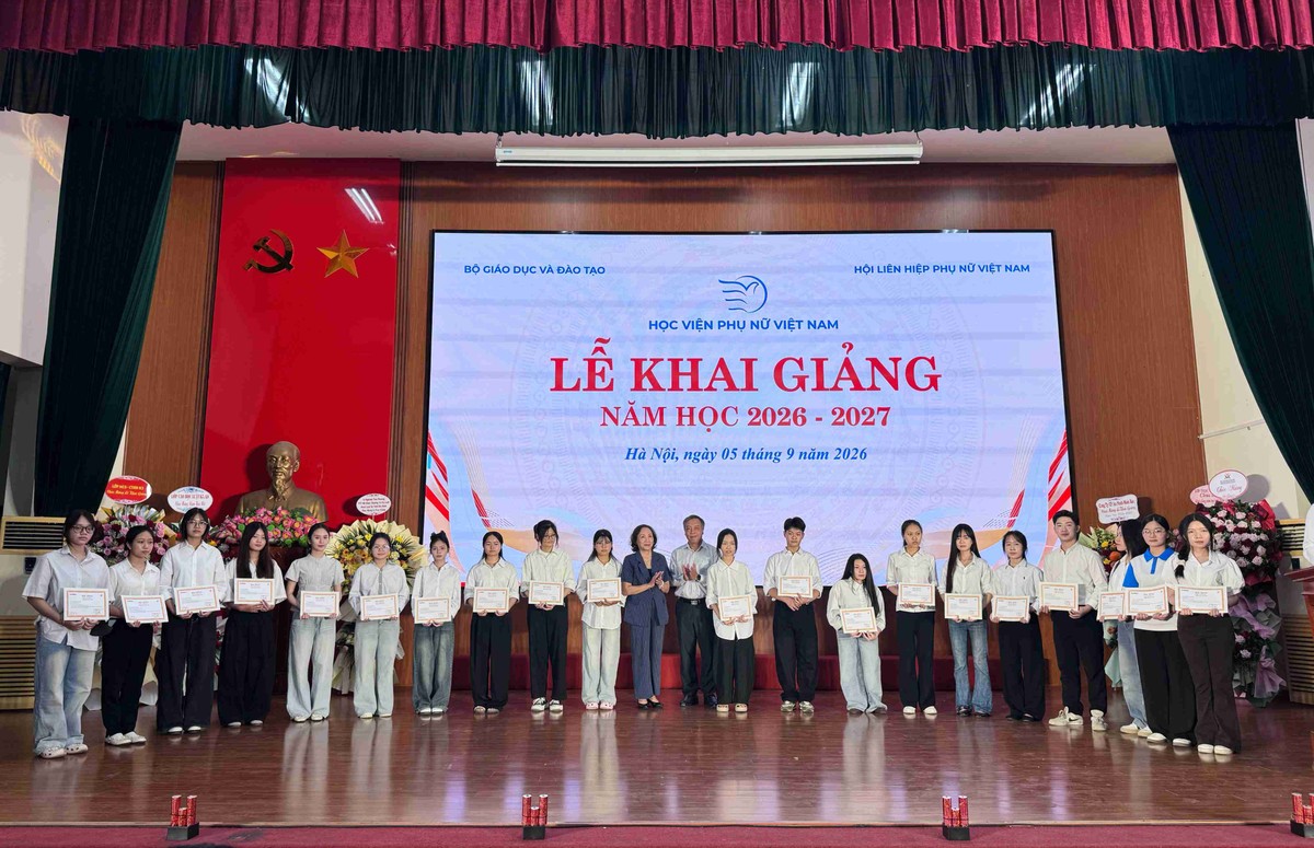 Ông Lê Trọng Minh, Phó tổng biên tập Báo Tài chính - Đầu tư cùng bà Trần Kim Nga, Tổng giám đốc Công ty TNHH Vietnam Beverage trao học bổng cho các sinh viên. Ông Lê Trọng Minh, Phó tổng biên tập Báo Tài chính - Đầu tư cùng bà Trần Kim Nga, Tổng giám đốc Công ty TNHH Vietnam Beverage trao học bổng cho các sinh viên.