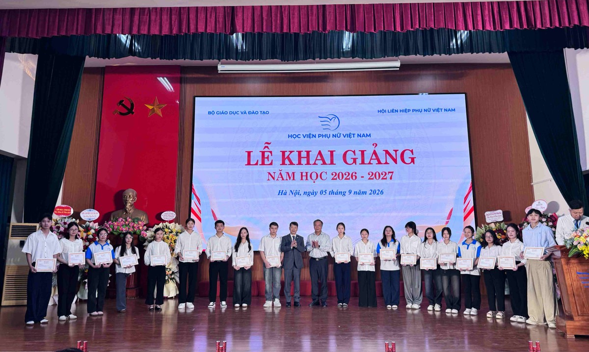 Ông Lê Trọng Minh, Phó Tổng biên tập Báo Tài chính - Đầu tư cùng PGS.TS. Trần Quang Tiến, Giám đốc Học viện Phụ nữ Việt Nam trao học bổng cho các sinh viên. Ông Lê Trọng Minh, Phó Tổng biên tập Báo Tài chính - Đầu tư cùng PGS.TS. Trần Quang Tiến, Giám đốc Học viện Phụ nữ Việt Nam trao học bổng cho các sinh viên.