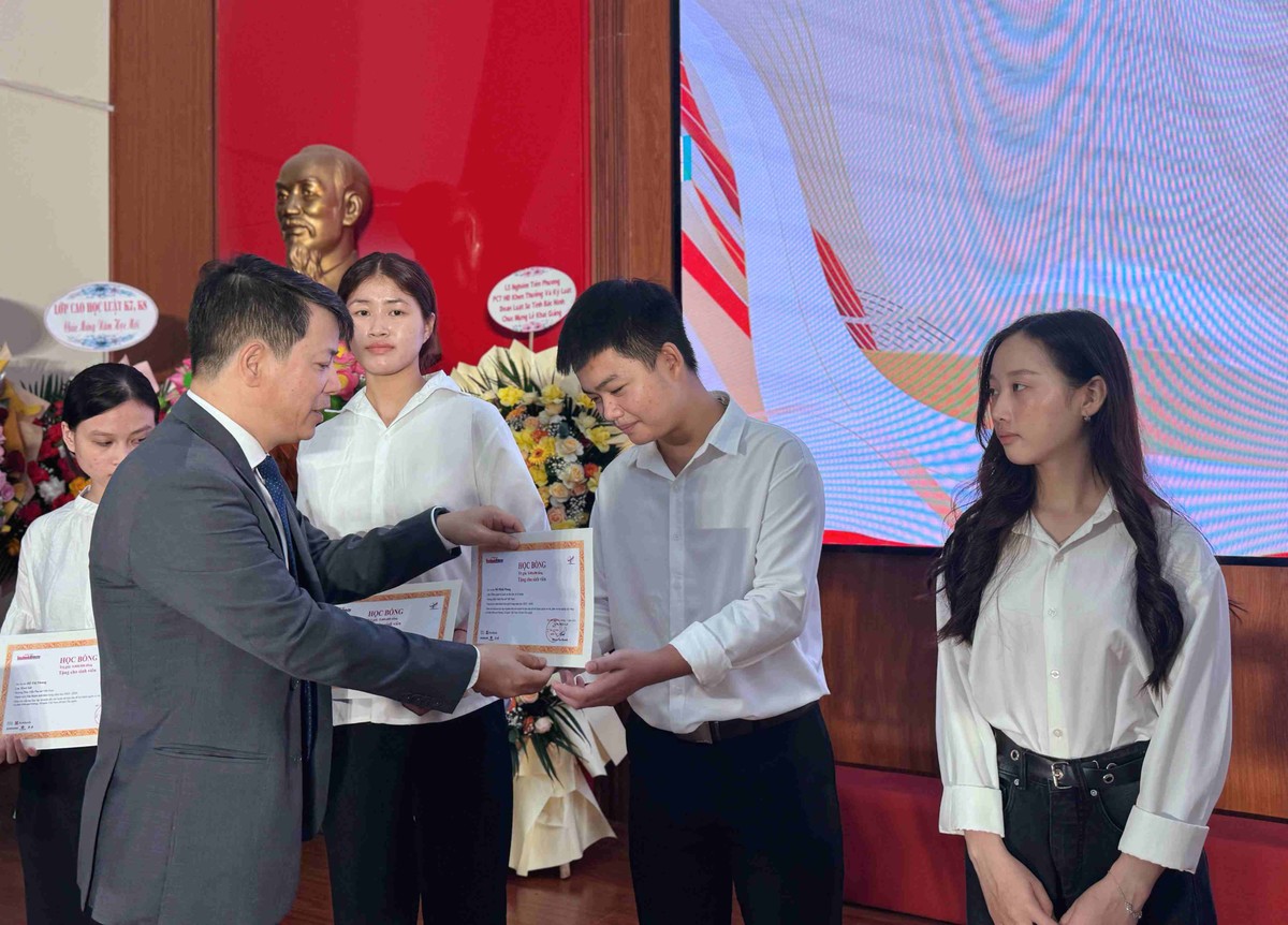 PGS.TS. Trần Quang Tiến, Giám đốc Học viện Phụ nữ Việt Nam trao học bổng cho các sinh viên. PGS.TS. Trần Quang Tiến, Giám đốc Học viện Phụ nữ Việt Nam trao học bổng cho các sinh viên.