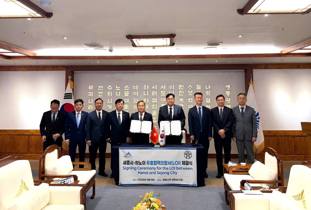 Đại biểu hai thành phố chứng kiến lễ ký Ý định thư về quan hệ hữu nghị và hợp tác giữa Hà Nội và Sejong.