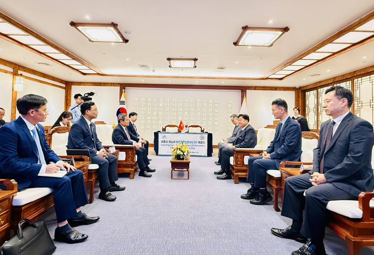 Chủ tịch UBND TP. Hà Nội Vũ Đại Thắng làm việc với Thị trưởng TP. Sejong Jo Sang-ho, trao đổi các định hướng hợp tác trong thời gian tới.