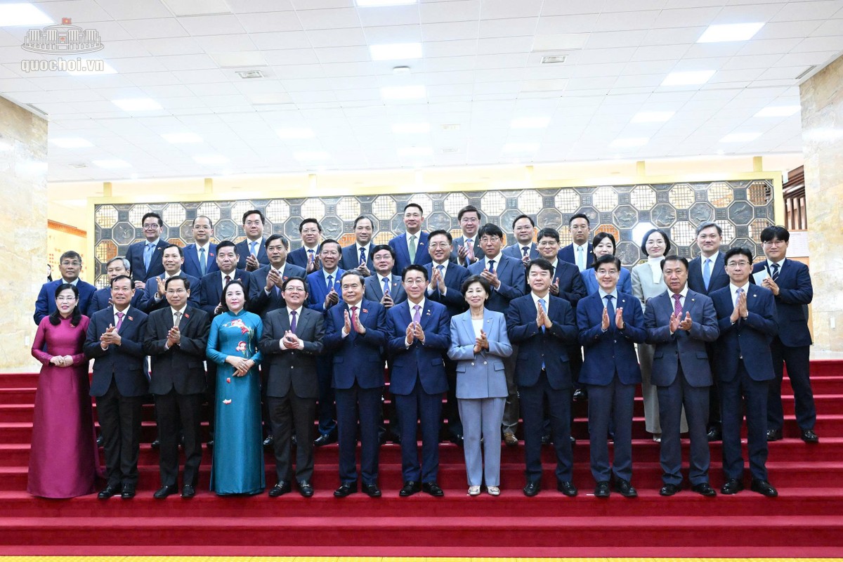 Chủ tịch Quốc hội Trần Thanh Mẫn và Chủ tịch Quốc hội Hàn Quốc Cho Jeong Sik cùng các đại biểu hai nước chụp ảnh lưu niệm.