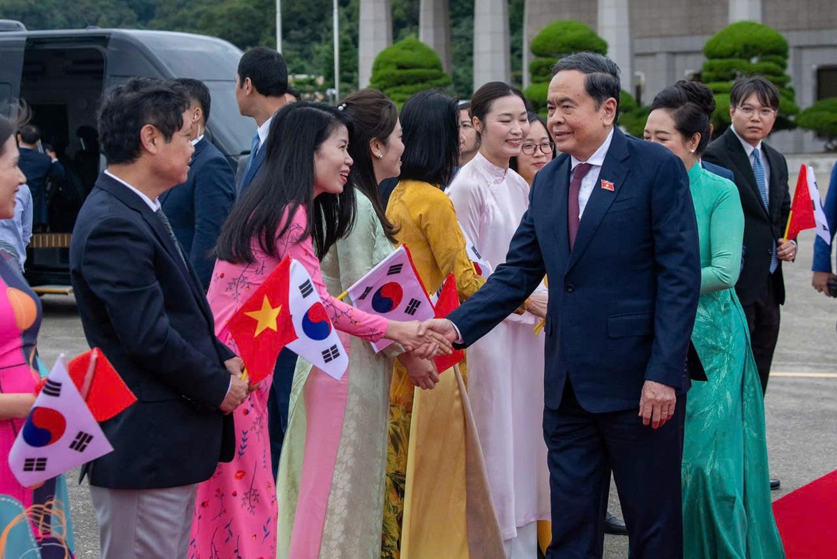 Lễ tiễn Chủ tịch Quốc hội Trần Thanh Mẫn và Phu nhân cùng Đoàn đại biểu cấp cao Việt Nam tại sân bay quốc tế Seongnam. Ảnh: QH.