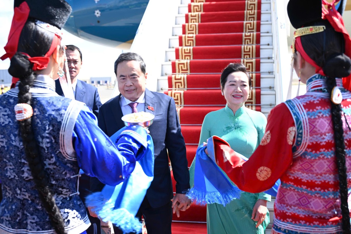 Hai thiếu nữ Mông Cổ tặng khăn Khadag và mời Chủ tịch Quốc hội Trần Thanh Mẫn cùng Phu nhân ăn bánh Aaruul chấm sữa. Ảnh: QH.