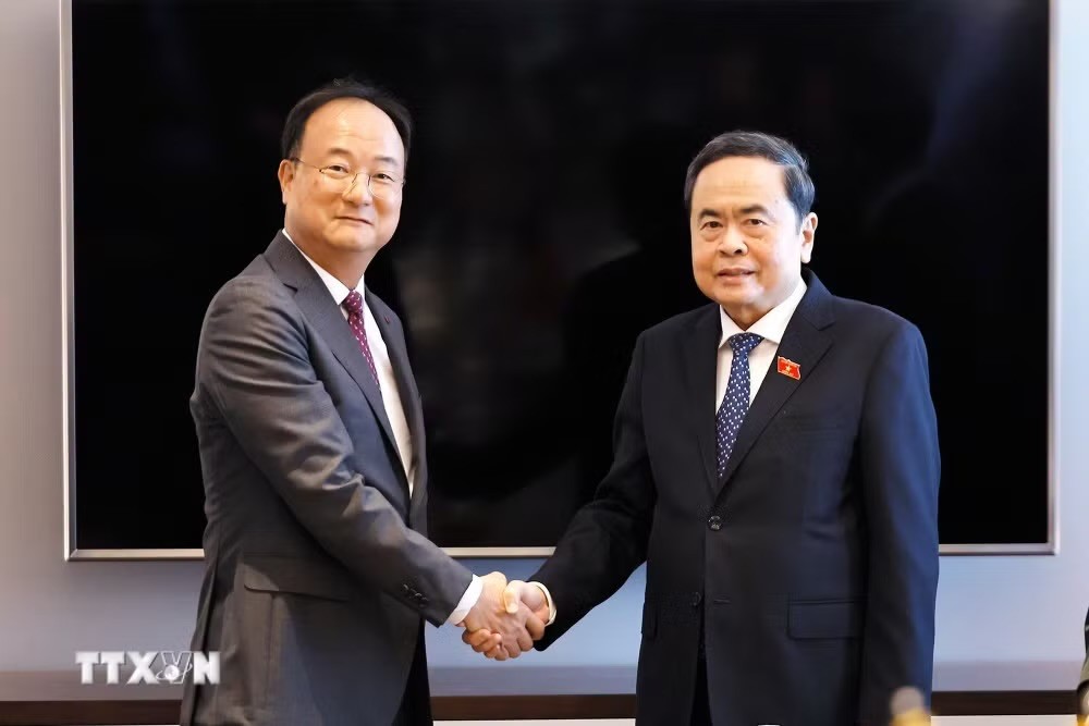Chủ tịch Quốc hội Trần Thanh Mẫn tiếp ông Moon Hyuk-soo, Giám đốc điều hành LG Innotek, thuộc Tập đoàn LG. (Ảnh: Doãn Tấn/TTXVN)