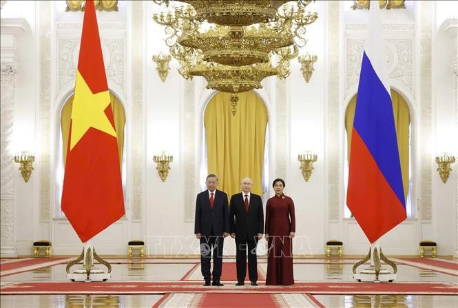 Tổng thống Liên bang Nga Vladimir Putin đón Tổng Bí thư, Chủ tịch nước Tô Lâm và Phu nhân. Ảnh: Thống Nhất/TTXVN Tổng thống Liên bang Nga Vladimir Putin đón Tổng Bí thư, Chủ tịch nước Tô Lâm và Phu nhân. Ảnh: Thống Nhất/TTXVN