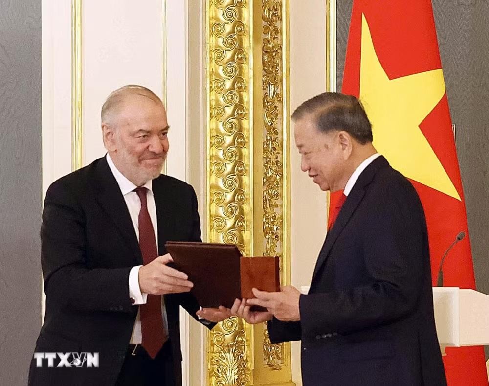 Nghệ sĩ Nhân dân Liên bang Nga Valery Gergiev, Chủ tịch Hội đồng Giám khảo Giải thưởng Hòa bình Lev Tolstoy trao Giải thưởng Hoà bình Lev Tolstoy năm 2026 cho Tổng Bí thư, Chủ tịch nước Tô Lâm - Ảnh: TTXVN Nghệ sĩ Nhân dân Liên bang Nga Valery Gergiev, Chủ tịch Hội đồng Giám khảo Giải thưởng Hòa bình Lev Tolstoy trao Giải thưởng Hoà bình Lev Tolstoy năm 2026 cho Tổng Bí thư, Chủ tịch nước Tô Lâm - Ảnh: TTXVN