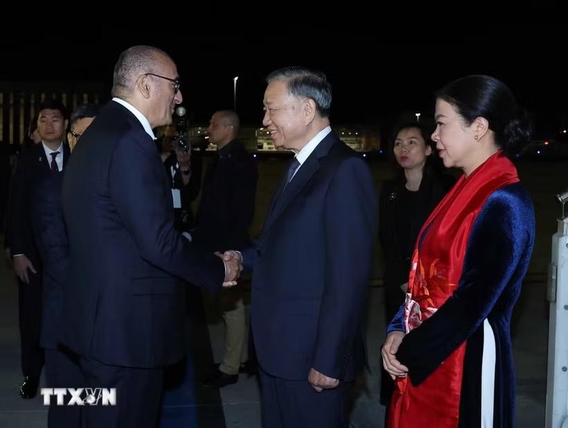 Đại biểu Pháp đón Tổng Bí thư, Chủ tịch nước Tô Lâm và Phu nhân tại sân bay Orly, Paris. (Ảnh: Thống Nhất/TTXVN)