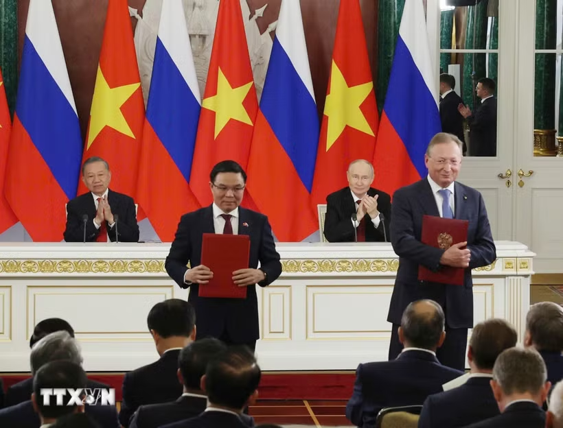 Tổng Bí thư, Chủ tịch nước Tô Lâm và Tổng thống Nga Vladimir Putin chứng kiến Lễ trao văn kiện hợp tác giữa hai nước. (Ảnh: Thống Nhất/TTXVN) Tổng Bí thư, Chủ tịch nước Tô Lâm và Tổng thống Nga Vladimir Putin chứng kiến Lễ trao văn kiện hợp tác giữa hai nước. (Ảnh: Thống Nhất/TTXVN)