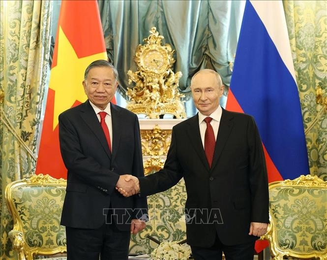 Tổng Bí thư, Chủ tịch nước Tô Lâm và Tổng thống Nga Vladimir Putin chụp ảnh chung trước hội đàm. (Ảnh: Thống Nhất/TTXVN) Tổng Bí thư, Chủ tịch nước Tô Lâm và Tổng thống Nga Vladimir Putin chụp ảnh chung trước hội đàm. (Ảnh: Thống Nhất/TTXVN)