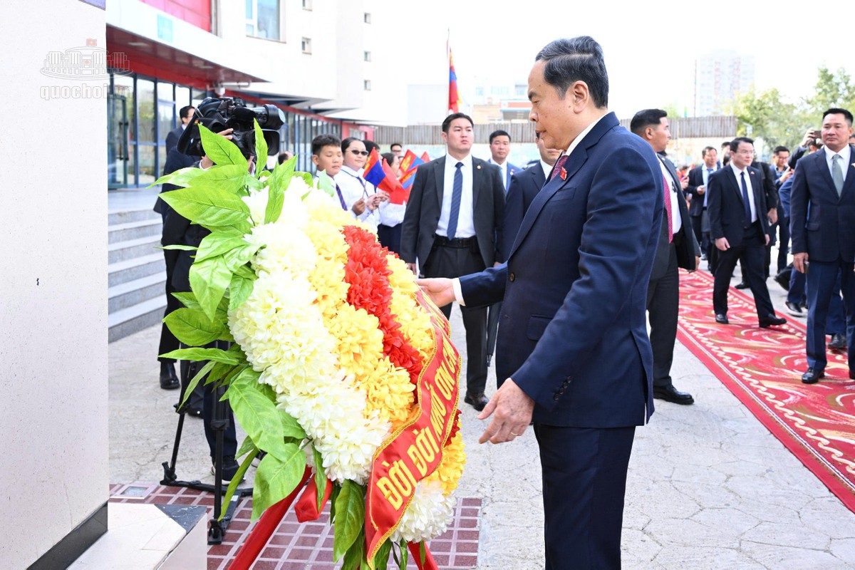 Chủ tịch Quốc hội Trần Thanh Mẫn dâng hoa tại Tượng đài Chủ tịch Hồ Chí Minh trong sân trường. Ảnh: Dương Dung/QH. Chủ tịch Quốc hội Trần Thanh Mẫn dâng hoa tại Tượng đài Chủ tịch Hồ Chí Minh trong sân trường. Ảnh: Dương Dung/QH.