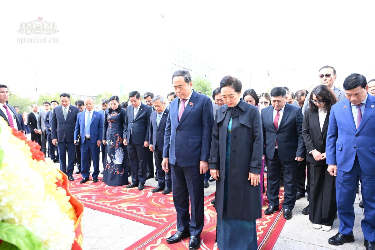 Chủ tịch Quốc hội Trần Thanh Mẫn và Phu nhân cùng Đoàn đại biểu cấp cao Việt Nam tưởng nhớ Chủ tịch Hồ Chí Minh. Ảnh: Dương Dung/QH. Chủ tịch Quốc hội Trần Thanh Mẫn và Phu nhân cùng Đoàn đại biểu cấp cao Việt Nam tưởng nhớ Chủ tịch Hồ Chí Minh. Ảnh: Dương Dung/QH.