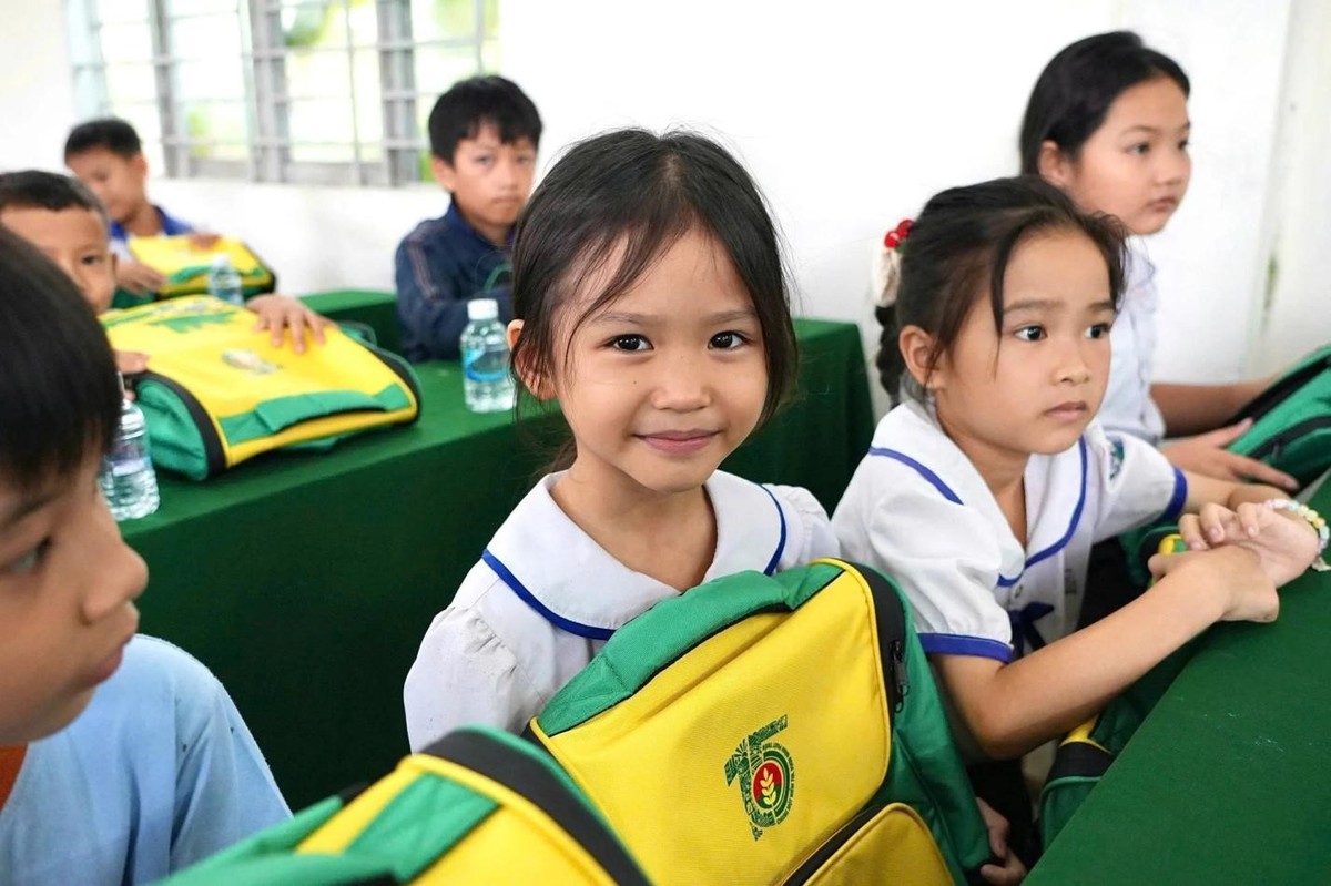 Bên cạnh các công trình đèn chiếu sáng Phân bón Cà Mau trao tặng balo cho học sinh địa phương trước thềm năm học mới. Bên cạnh các công trình đèn chiếu sáng Phân bón Cà Mau trao tặng balo cho học sinh địa phương trước thềm năm học mới.