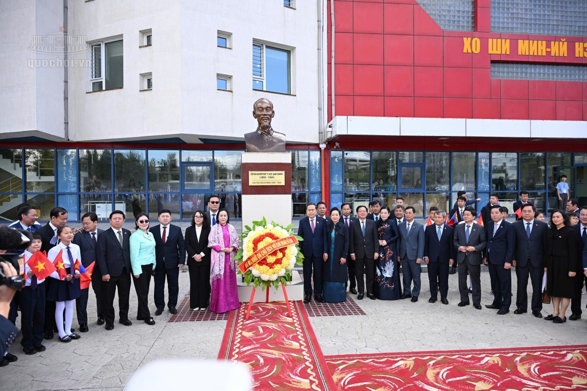 Chủ tịch Quốc hội Trần Thanh Mẫn và Phu nhân cùng Đoàn đại biểu cấp cao Việt Nam tưởng nhớ Chủ tịch Hồ Chí Minh. Ảnh: Dương Dung/QH. Chủ tịch Quốc hội Trần Thanh Mẫn và Phu nhân cùng Đoàn đại biểu cấp cao Việt Nam tưởng nhớ Chủ tịch Hồ Chí Minh. Ảnh: Dương Dung/QH.