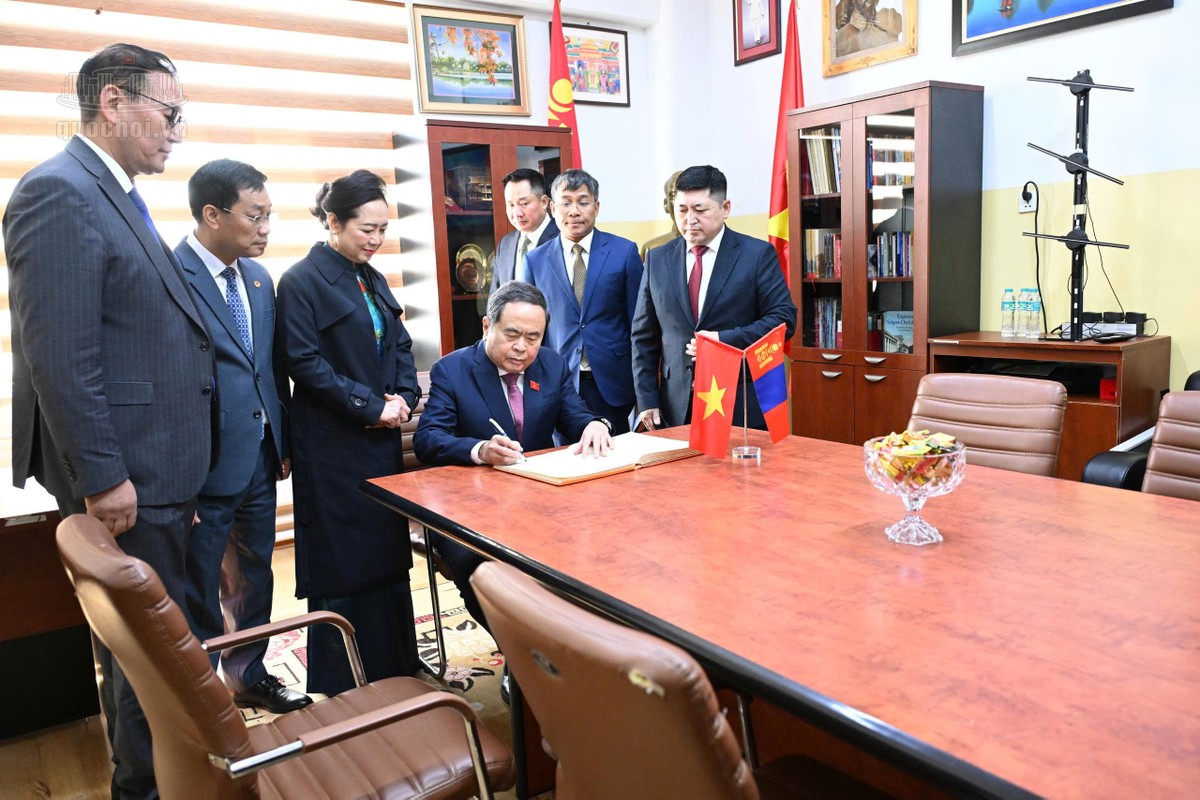 Chủ tịch Quốc hội Trần Thanh Mẫn ghi sổ lưu bút, nhấn mạnh: “Trường liên cấp số 14 là một trong những cái nôi đào tạo nhân tài của Mông Cổ. Việc nhà trường vinh dự mang tên Chủ tịch Hồ Chí Minh, cùng với tượng đài và Phòng truyền thống Hồ Chí Minh trong khuôn viên trường, đã trở thành biểu tượng sống động, cao đẹp của tình hữu nghị truyền thống, đoàn kết và gắn bó keo sơn giữa nhân dân hai nước Việt Nam - Mông Cổ”. Ảnh: Dương Dung/QH. Chủ tịch Quốc hội Trần Thanh Mẫn ghi sổ lưu bút, nhấn mạnh: “Trường liên cấp số 14 là một trong những cái nôi đào tạo nhân tài của Mông Cổ. Việc nhà trường vinh dự mang tên Chủ tịch Hồ Chí Minh, cùng với tượng đài và Phòng truyền thống Hồ Chí Minh trong khuôn viên trường, đã trở thành biểu tượng sống động, cao đẹp của tình hữu nghị truyền thống, đoàn kết và gắn bó keo sơn giữa nhân dân hai nước Việt Nam - Mông Cổ”. Ảnh: Dương Dung/QH.