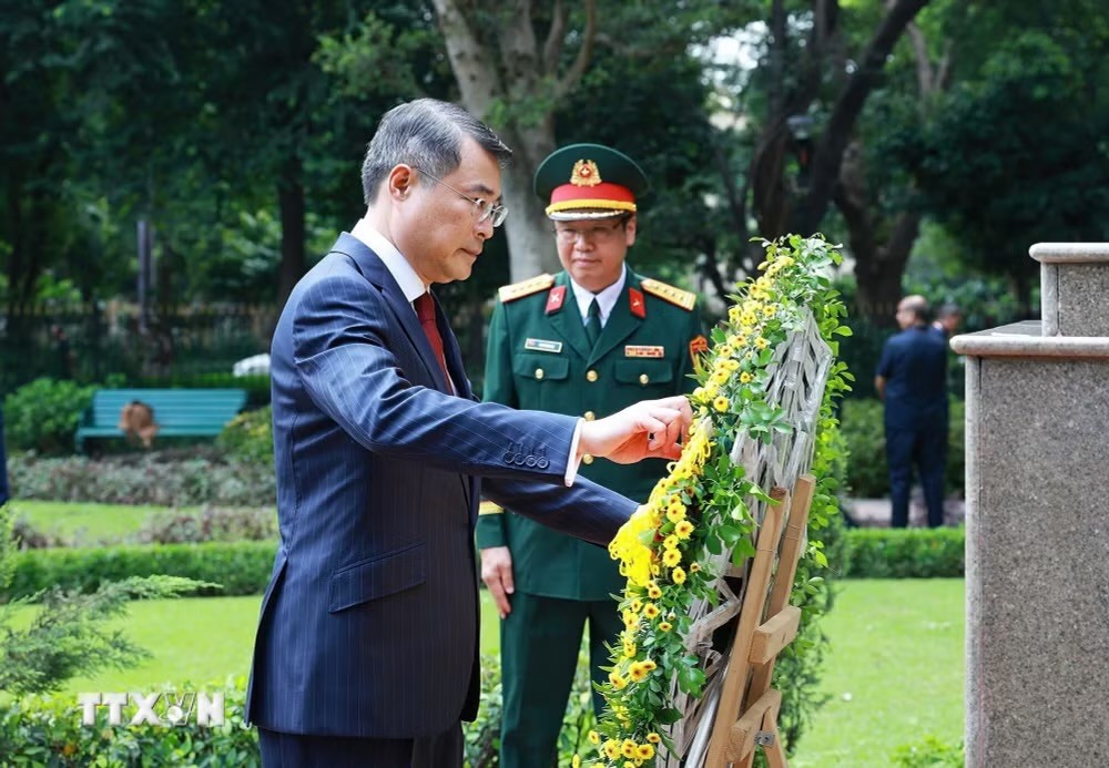 Thủ tướng Lê Minh Hưng dâng hoa tại Tượng Chủ tịch Hồ Chí Minh ở thủ đô New Delhi. (Ảnh: Dương Giang/ TTXVN)