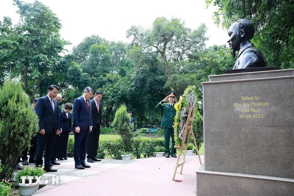 Thủ tướng Lê Minh Hưng dâng hoa tại Tượng Chủ tịch Hồ Chí Minh ở thủ đô New Delhi. (Ảnh: Dương Giang/ TTXVN)