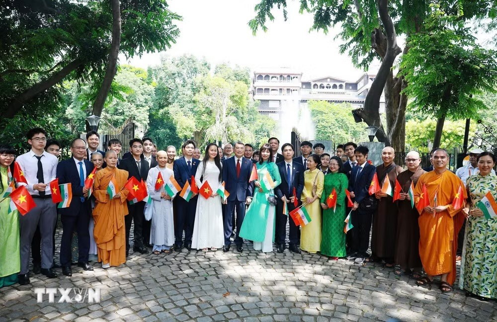Thủ tướng Lê Minh Hưng với cán bộ, nhân viên Đại sứ quán và cộng đồng người Việt Nam tại Ấn Độ tham dự Lễ dâng hoa tại Tượng Chủ tịch Hồ Chí Minh ở thủ đô New Delhi. (Ảnh: Dương Giang/TTXVN)