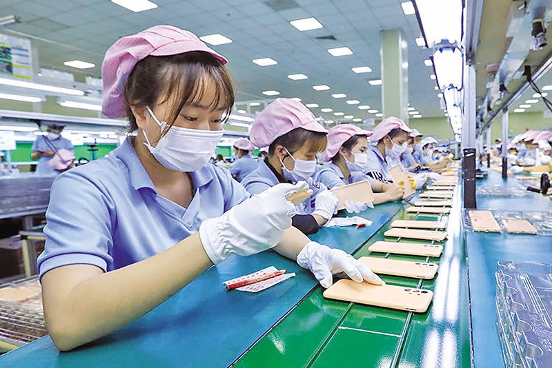 Mặt hàng điện thoại di động và linh kiện đóng góp lớn cho xuất khẩu. Trong ảnh: Sản xuất vỏ điện thoại tại Công ty Samkwang Vina (Bắc Ninh). Ảnh: Đức Thanh