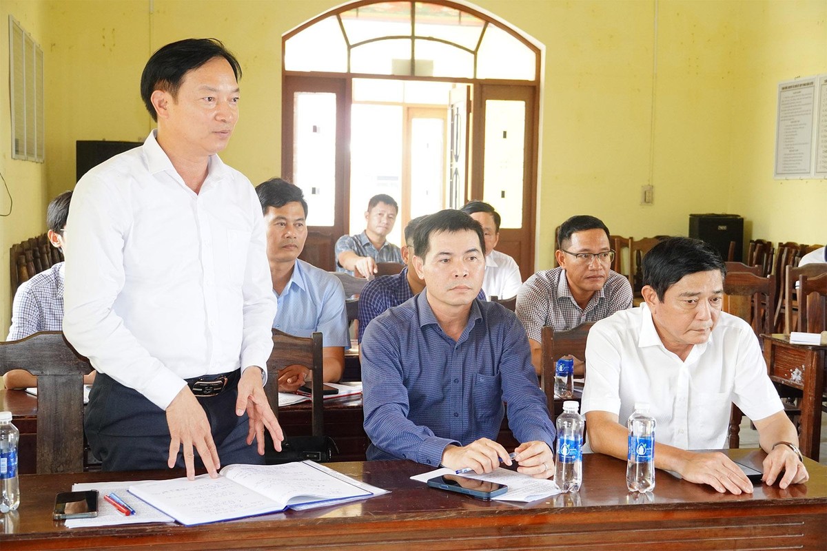 Đại diện UBND xã Mỹ Thuỷ báo cáo tình hình giải phóng mặt bằng dự án Khu bến cảng Mỹ Thuỷ. Ảnh: Trường Nhật Đại diện UBND xã Mỹ Thuỷ báo cáo tình hình giải phóng mặt bằng dự án Khu bến cảng Mỹ Thuỷ. Ảnh: Trường Nhật