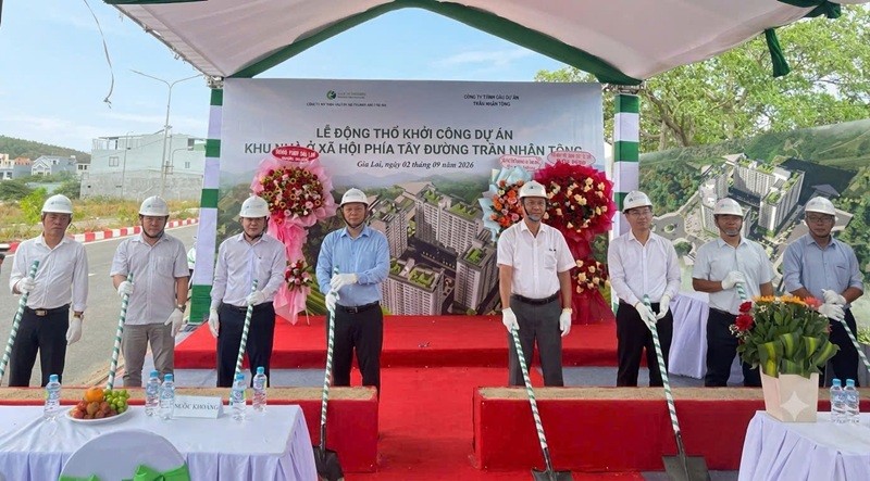 Bên cạnh thu hút các dự án mới, tỉnh Gia Lai cũng đang đẩy mạnh tháo gỡ vướng mắc, tạo điều kiện cho các chủ đầu tư khởi công các dự án đã được phê duyệt thời gian qua. Trong ảnh, Công ty TNHH Đầu tư Tây Trần Nhân Tông tổ chức Lễ động thổ, khởi công Dự án Khu nhà ở xã hội phía Tây đường Trần Nhân Tông vào ngày 2/9/2026. Nguồn: Tập đoàn Capital House. Bên cạnh thu hút các dự án mới, tỉnh Gia Lai cũng đang đẩy mạnh tháo gỡ vướng mắc, tạo điều kiện cho các chủ đầu tư khởi công các dự án đã được phê duyệt thời gian qua. Trong ảnh, Công ty TNHH Đầu tư Tây Trần Nhân Tông tổ chức Lễ động thổ, khởi công Dự án Khu nhà ở xã hội phía Tây đường Trần Nhân Tông vào ngày 2/9/2026. Nguồn: Tập đoàn Capital House.