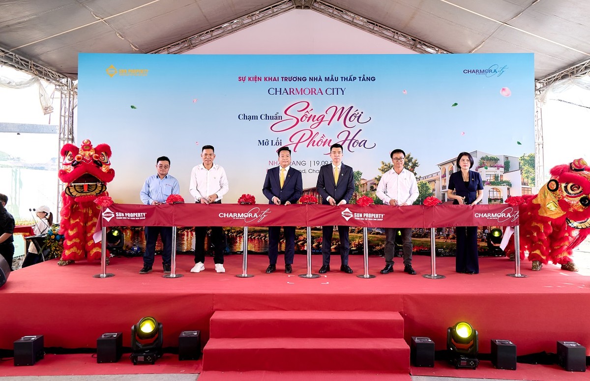 Đại diện ban lãnh đạo Sun Property thực hiện nghi thức cắt băng khai trương. Đại diện ban lãnh đạo Sun Property thực hiện nghi thức cắt băng khai trương.
