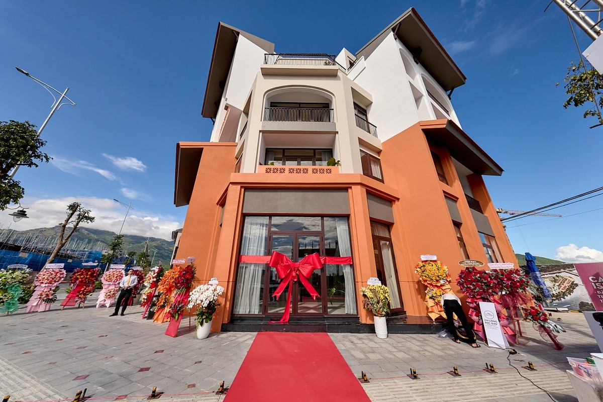Căn mẫu shophouse The Elite quy mô 5 tầng sẵn sàng đón khách tham quan. Căn mẫu shophouse The Elite quy mô 5 tầng sẵn sàng đón khách tham quan.