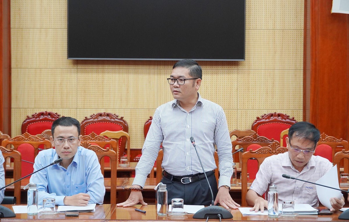 Ông Nguyễn Việt Vương, Giám đốc Ban QLDA BIIG2- Sở Tài chính Quảng Trị báo cáo vướng mắc đấu nối tại đường Du lịch Dinh Mười. Ảnh: Đặng Hà Ông Nguyễn Việt Vương, Giám đốc Ban QLDA BIIG2- Sở Tài chính Quảng Trị báo cáo vướng mắc đấu nối tại đường Du lịch Dinh Mười. Ảnh: Đặng Hà