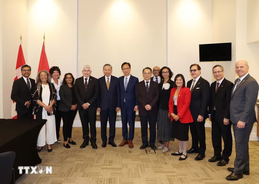 Tổng Bí thư, Chủ tịch nước Tô Lâm tiếp Nhóm Nghị sỹ hữu nghị Canada - Việt Nam. (Ảnh: Thống Nhất/TTXVN) Tổng Bí thư, Chủ tịch nước Tô Lâm tiếp Nhóm Nghị sỹ hữu nghị Canada - Việt Nam. (Ảnh: Thống Nhất/TTXVN)