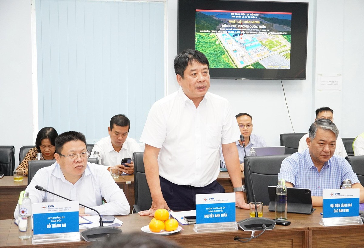 Tổng Giám đốc Tập đoàn Điện lực Việt Nam Nguyễn Anh Tuấn báo cáo các nội dung tại buổi làm việc. Ảnh: Mỹ Hạnh - Trường Nhật
