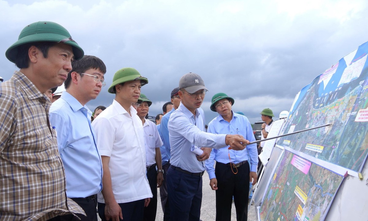 Ông Võ Phong Luân, Phó giám đốc Ban QLDA Đầu tư xây dựng công trình dân dụng, công nghiệp và hạ tầng kỹ thuật tỉnh Quảng Trị (tay cầm thước chỉ) báo cáo tiến độ Dự án Đường ven biển kết nối Hành lang kinh tế Đông - Tây tỉnh Quảng Trị, giai đoạn 1. Ông Võ Phong Luân, Phó giám đốc Ban QLDA Đầu tư xây dựng công trình dân dụng, công nghiệp và hạ tầng kỹ thuật tỉnh Quảng Trị (tay cầm thước chỉ) báo cáo tiến độ Dự án Đường ven biển kết nối Hành lang kinh tế Đông - Tây tỉnh Quảng Trị, giai đoạn 1.