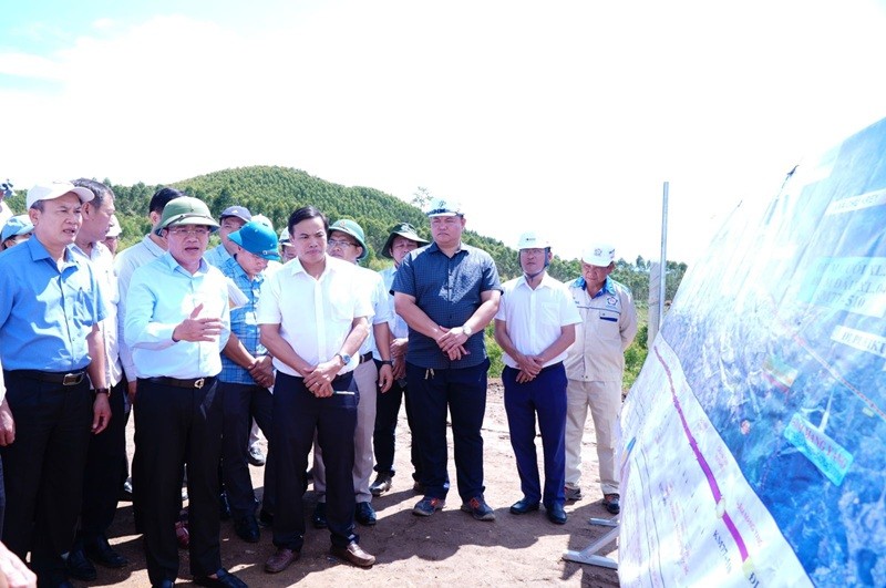 Kiểm tra hiện trường dự án vào ngày 27/9/2026, ông Phạm Anh Tuấn, Chủ tịch UBND tỉnh Gia Lai (thứ 2 từ trái sang) khẳng định tỉnh sẽ bảo đảm nguồn vốn cho dự án với tinh thần khối lượng đủ điều kiện nghiệm thu đến đâu, tập trung giải ngân, thanh toán kịp thời đến đó.