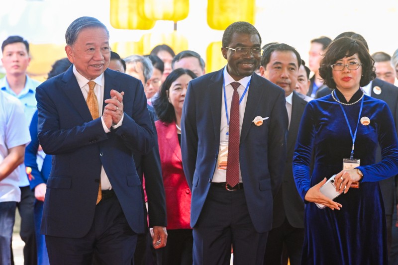 Tổng Bí thư, Chủ tịch nước Tô Lâm và các đại biểu dự Lễ khởi công. Tổng Bí thư, Chủ tịch nước Tô Lâm và các đại biểu dự Lễ khởi công.