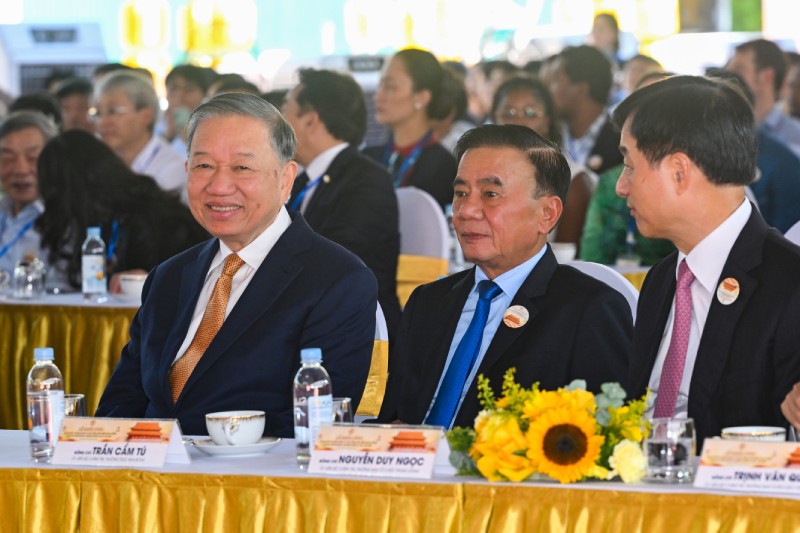 Tổng Bí thư, Chủ tịch nước Tô Lâm và các đồng chí lãnh đạo dự Lễ khởi công. Tổng Bí thư, Chủ tịch nước Tô Lâm và các đồng chí lãnh đạo dự Lễ khởi công.
