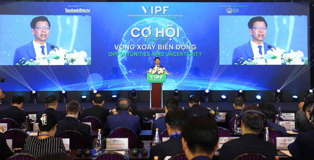 Ông Phạm Văn Hoành, Tổng Biên tập Báo Tài chính - Đầu tư, Trưởng Ban tổ chức Diễn đàn phát biểu.