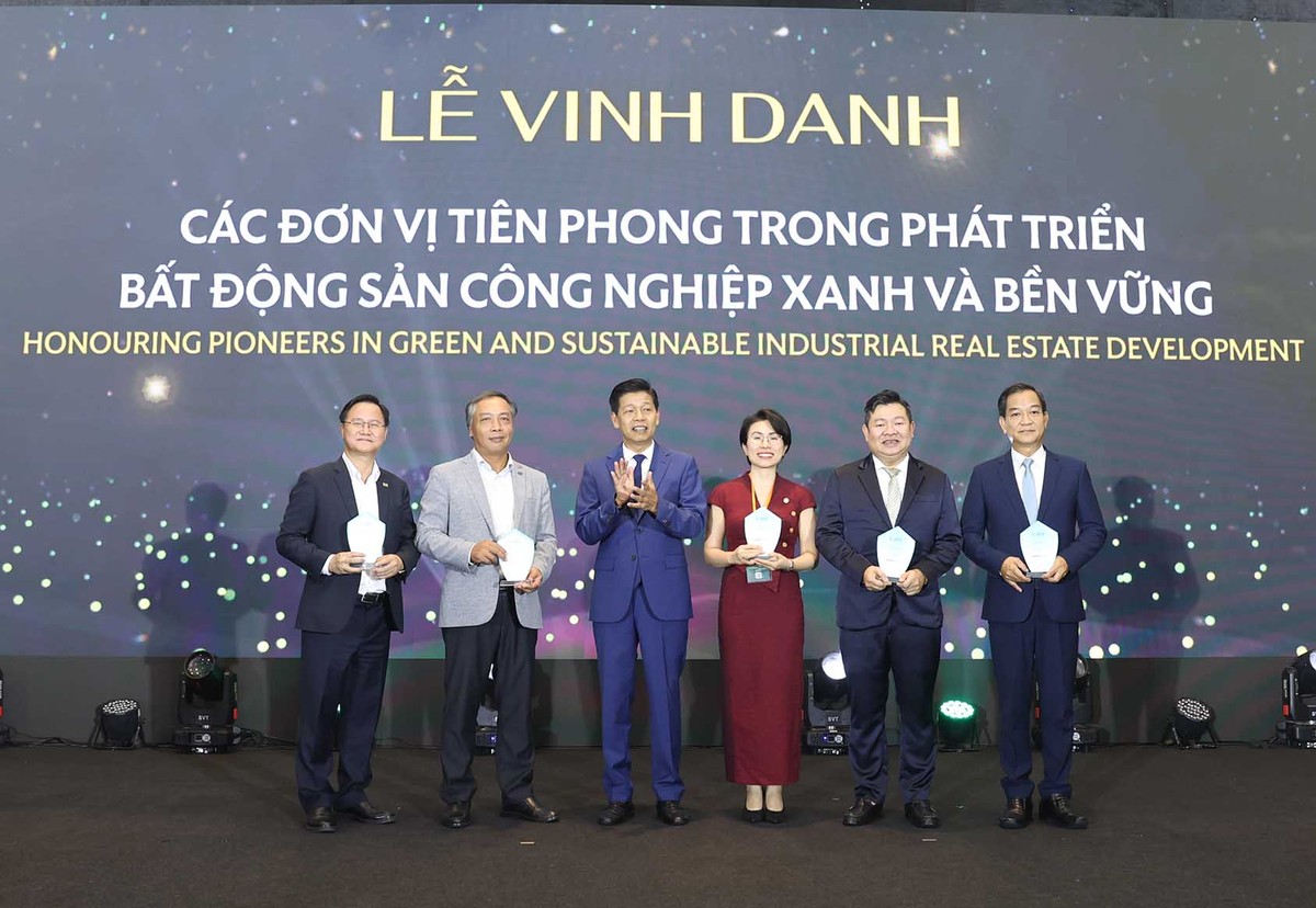 Ban tổ chức tri ân các thành viên hội đồng bình chọn Hạng mục "Vì tương lai xanh 2026"