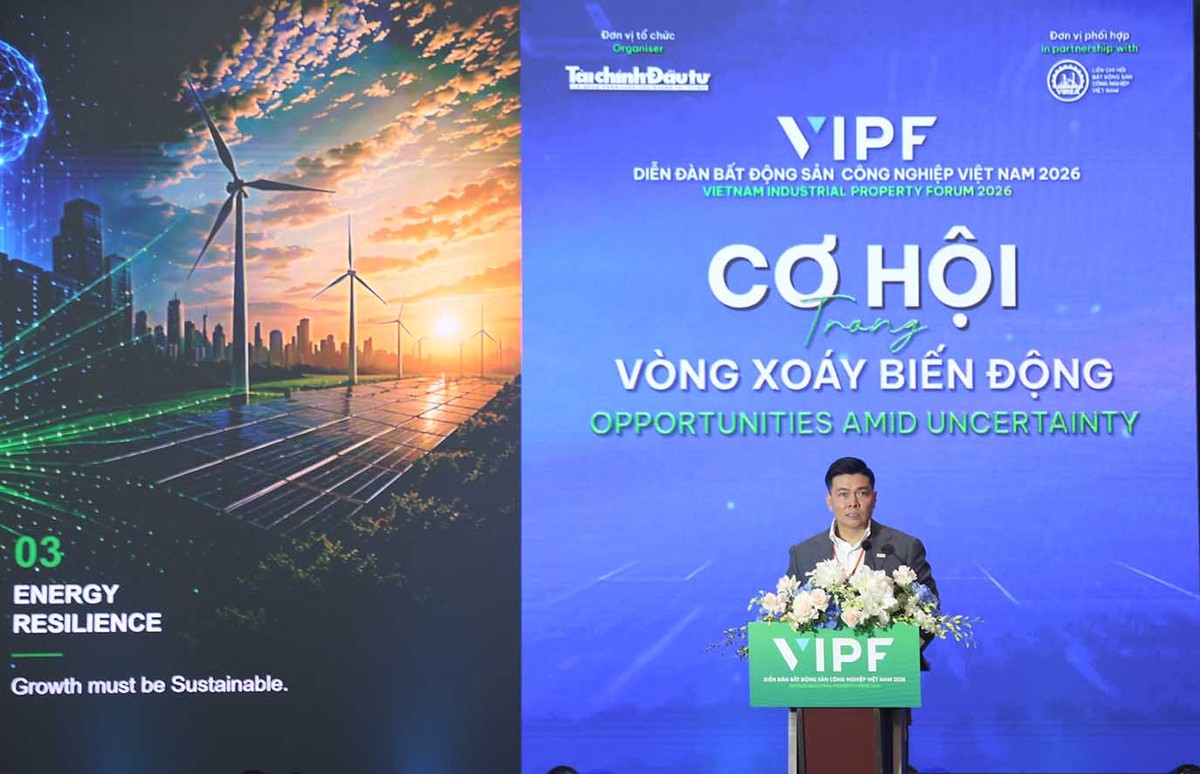 Ông Lee Ark Boon CEO, Sembcorp Development Đồng chủ tịch, VSIP Group trình bày tham luận "Tái cấu trúc chuỗi cung ứng toàn cầu và vị thế mới của Việt Nam trong bản đồ sản xuất khu vực".