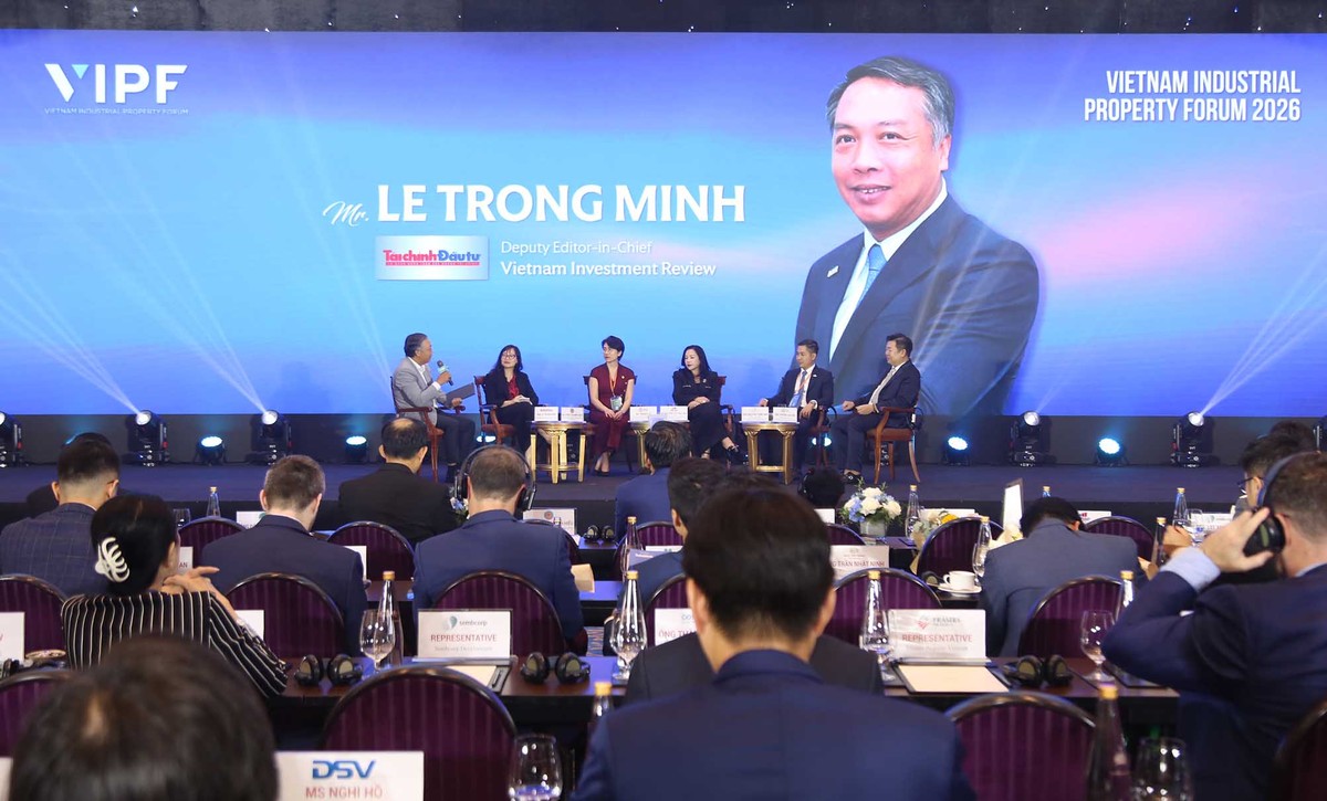Phiên đầu tiên của Diễn đàn là Đối thoại chiến lược “Việt Nam trong cuộc tái phân bổ sản xuất toàn cầu”, tập trung phân tích vị thế của Việt Nam khi các tập đoàn quốc tế tiếp tục sắp xếp lại chuỗi cung ứng và mạng lưới sản xuất. Phiên thảo luận do ông Lê Trọng Minh, Phó Tổng Biên tập Báo Tài chính - Đầu tư điều phối.