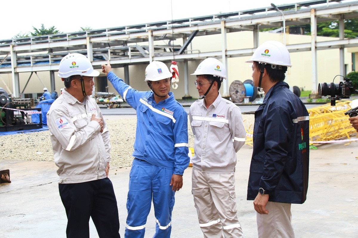 Ông Nguyễn Đắc Tuyên (áo xanh) giới thiệu các hạng mục BDTT tại nhà máy Đạm Cà Mau Ông Nguyễn Đắc Tuyên (áo xanh) giới thiệu các hạng mục BDTT tại nhà máy Đạm Cà Mau