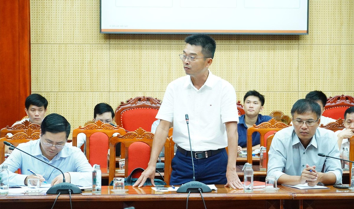 Ông Võ Phong Luân, Phó giám đốc Ban Quản lý dự án Đầu tư xây dựng công trình dân dụng, công nghiệp và hạ tầng kỹ thuật tỉnh Quảng Trị báo cáo tình trạng khó khăn về vật liệu xây dựng tại các dự án. Ảnh: Trường Nhật Ông Võ Phong Luân, Phó giám đốc Ban Quản lý dự án Đầu tư xây dựng công trình dân dụng, công nghiệp và hạ tầng kỹ thuật tỉnh Quảng Trị báo cáo tình trạng khó khăn về vật liệu xây dựng tại các dự án. Ảnh: Trường Nhật