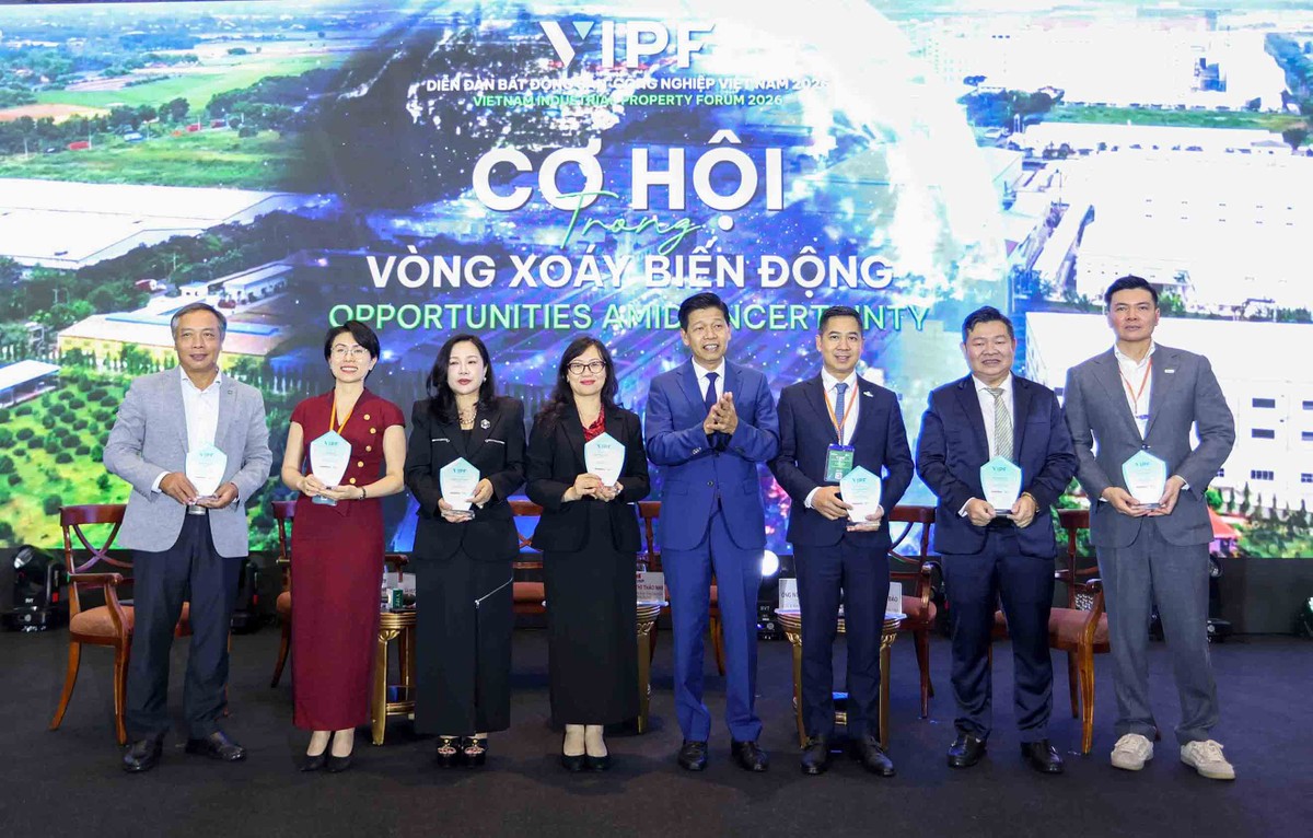 Ông Phạm Văn Hoành, Tổng Biên tập Báo Tài chính - Đầu tư, Trưởng Ban tổ chức Diễn đàn trao kỷ niệm chương cho các diễn giả ở phiên đầu tiên.