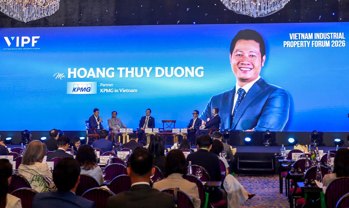 Nếu phiên đầu tiên nhìn vào sự dịch chuyển của dòng vốn và vị thế của Việt Nam, Phiên 2 - Đối thoại phát triển “Khu công nghiệp thế hệ mới - Từ quỹ đất đến năng lực vận hành” - đi sâu vào sự thay đổi của chính sản phẩm bất động sản công nghiệp. Điều phối phiên thảo luận này là ông Hoàng Thùy Dương, Phó Tổng giám đốc KPMG Việt Nam.