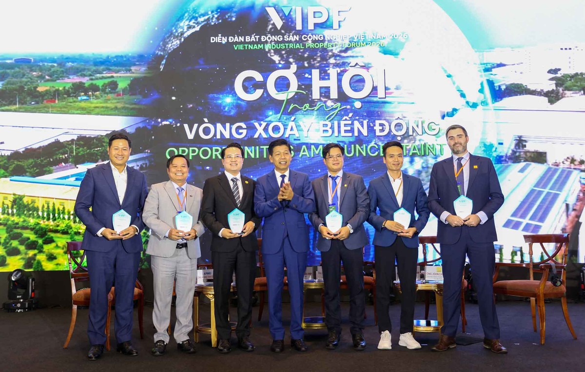 Ông Phạm Văn Hoành, Tổng Biên tập Báo Tài chính - Đầu tư, Trưởng Ban tổ chức Diễn đàn trao kỷ niệm chương cho các diễn giả ở phiên hai.