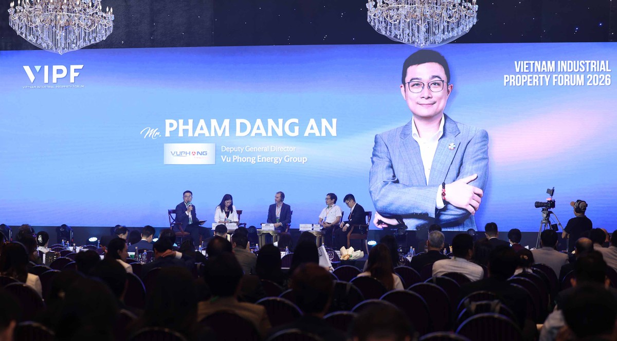 Phiên 3 - Đối thoại giải pháp “Giải pháp tạo lợi thế cạnh tranh cho khu công nghiệp thế hệ mới” - mở rộng thảo luận sang hệ sinh thái cần thiết để đưa các mô hình mới vào vận hành thực tế. Điều phối phiên này là ông Phạm Đăng An, Phó Tổng giám đốc Vũ Phong Energy Group.