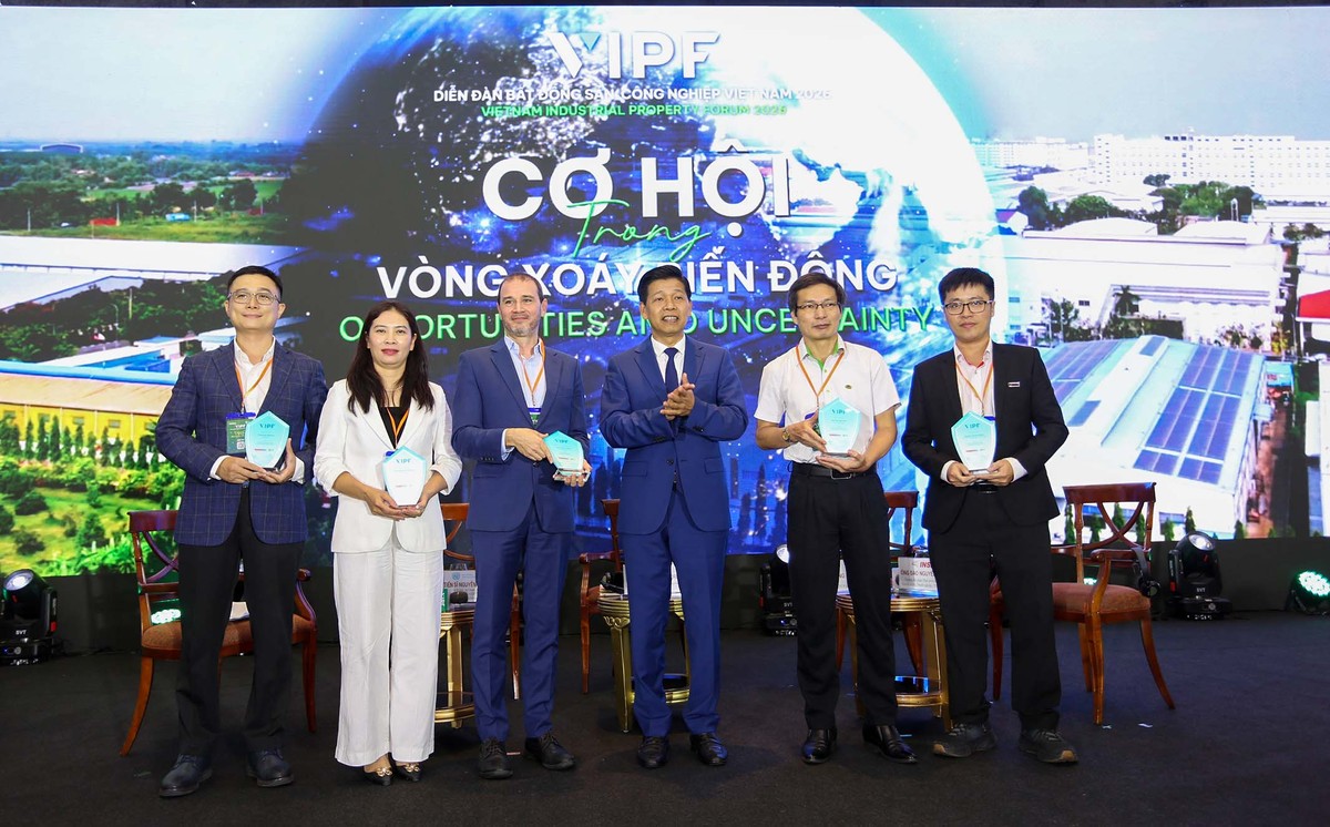 Ông Phạm Văn Hoành, Tổng Biên tập Báo Tài chính - Đầu tư, Trưởng Ban tổ chức Diễn đàn trao kỷ niệm chương cho các diễn giả ở phiên ba.